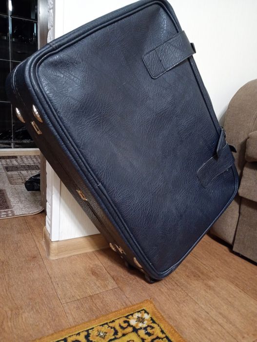 Продається чемодан