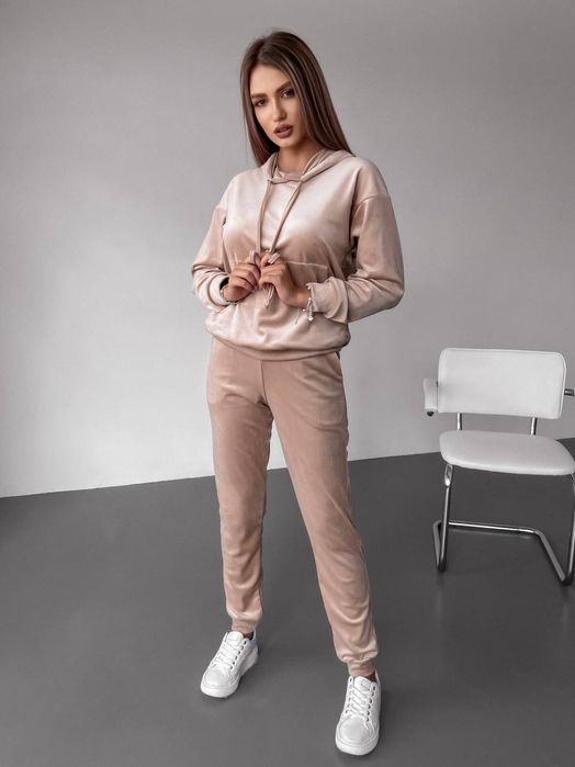 Стильний велюровий костюм