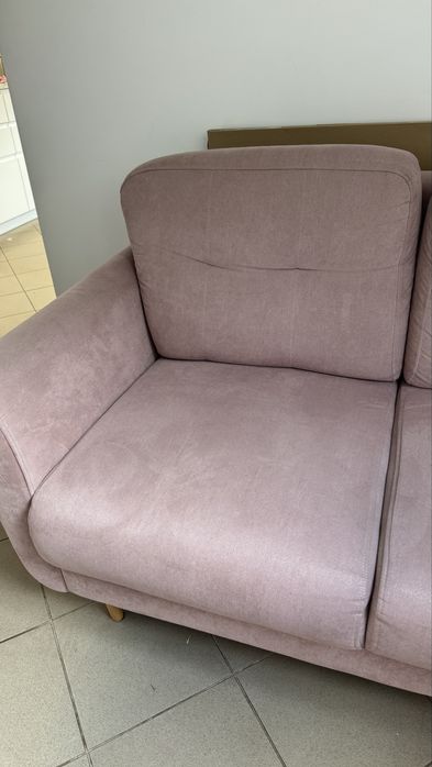 Różowa sofa dwuosobowa