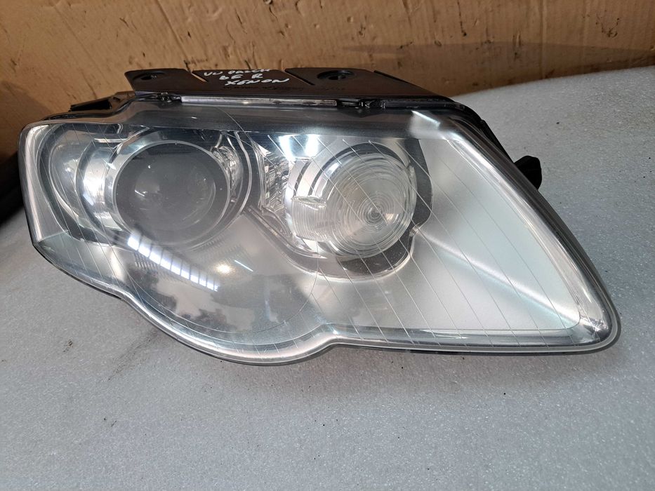 Lampa prawa przód xenon  Volkswagen Passat B6 LA7T -752D