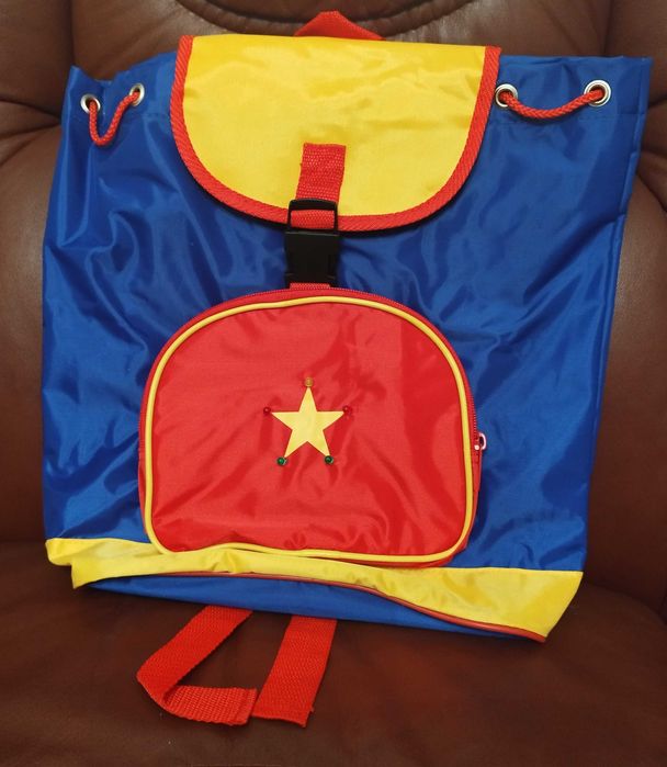 Mochilas Novas e Coloridas para crianças com estrela pisca pisca.