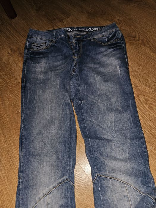 Jeansy z ozdobnymi zamkami