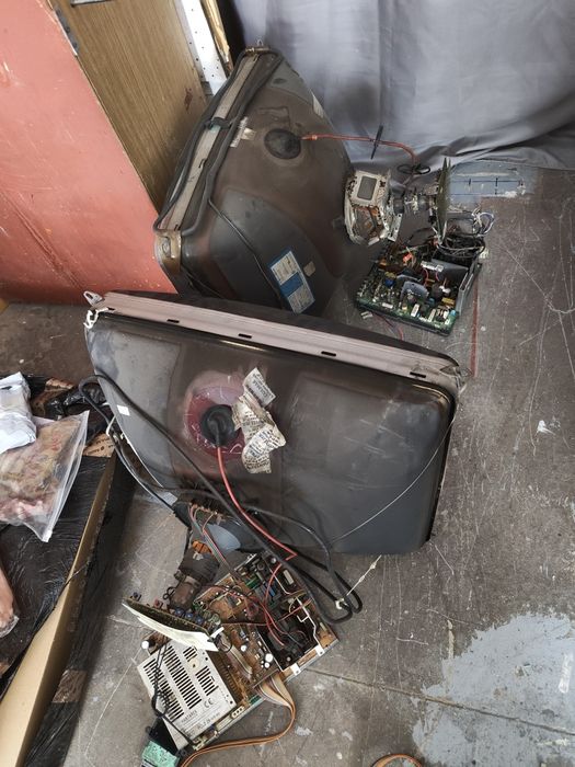 2 CRT provenientes de arcades (não sei se funcionam)