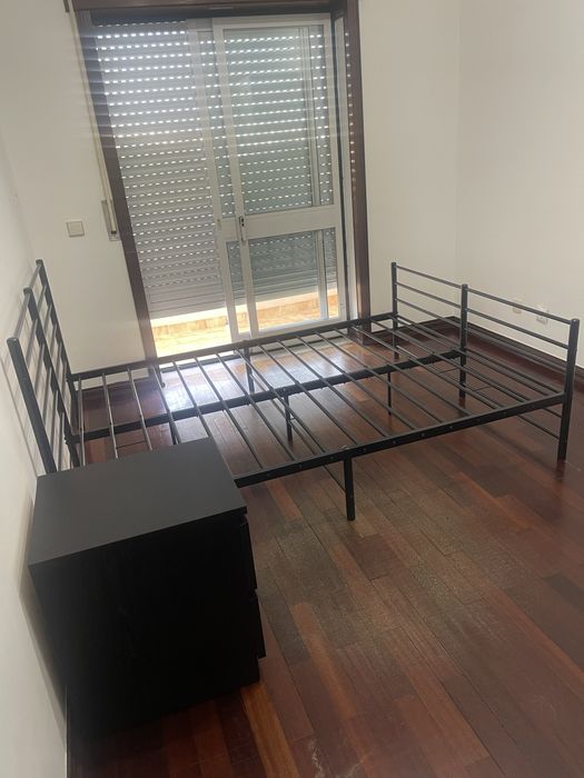 Cama em aço c/ mesa cabeceira e prateleira c/ gaveta