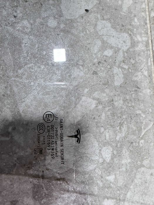 Бокове водійське скло Tesla Model Y 2022–2023 — оригінал, Китай