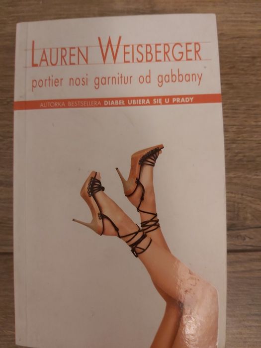Portier nosi garnitur od Gabbany. Lauren Weisberger