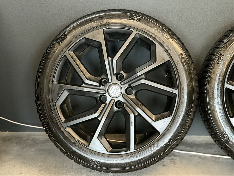 Jantes 19” com Pneus Nexen 235/45 R19 – Conjunto Completo