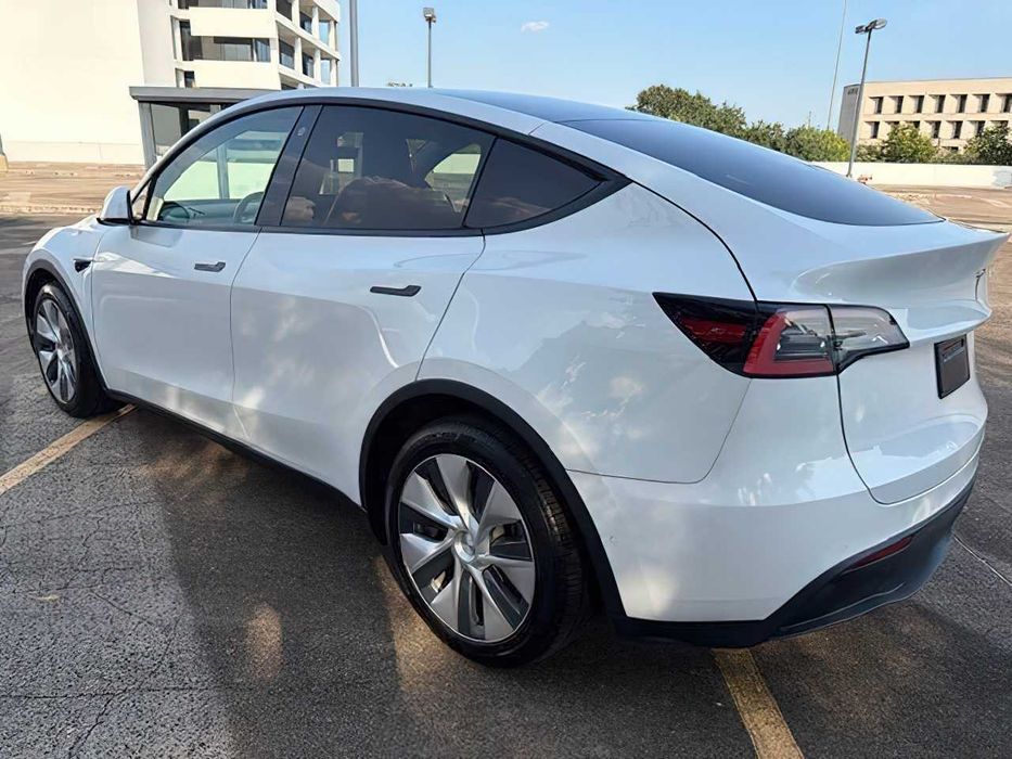Tesla Model Y      2021