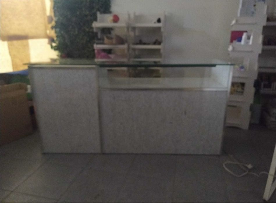 Mesa de balcão e 2 prateleiras