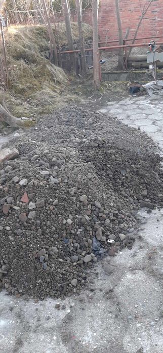 Czyste Kamienie z przesianej ziemii