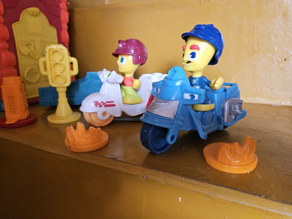 Play-doh ciastolina, zabawki do ciastoliny, wóz strażacki, remiza.