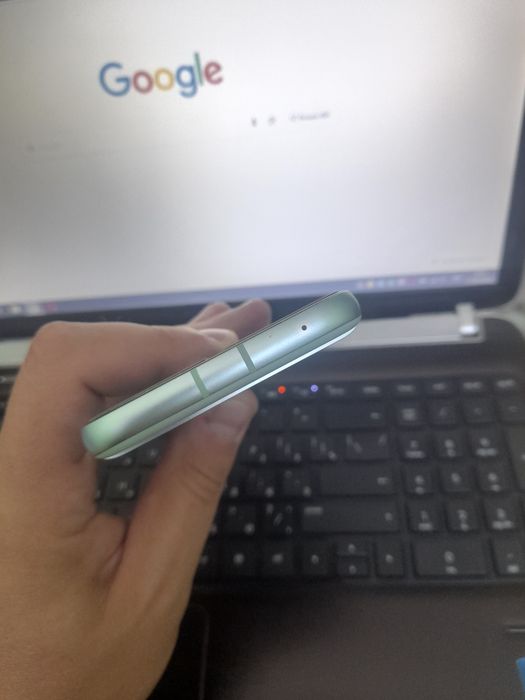 Продам Pixel 8a в дуже гарному стані + швидкий зарядний пристрій