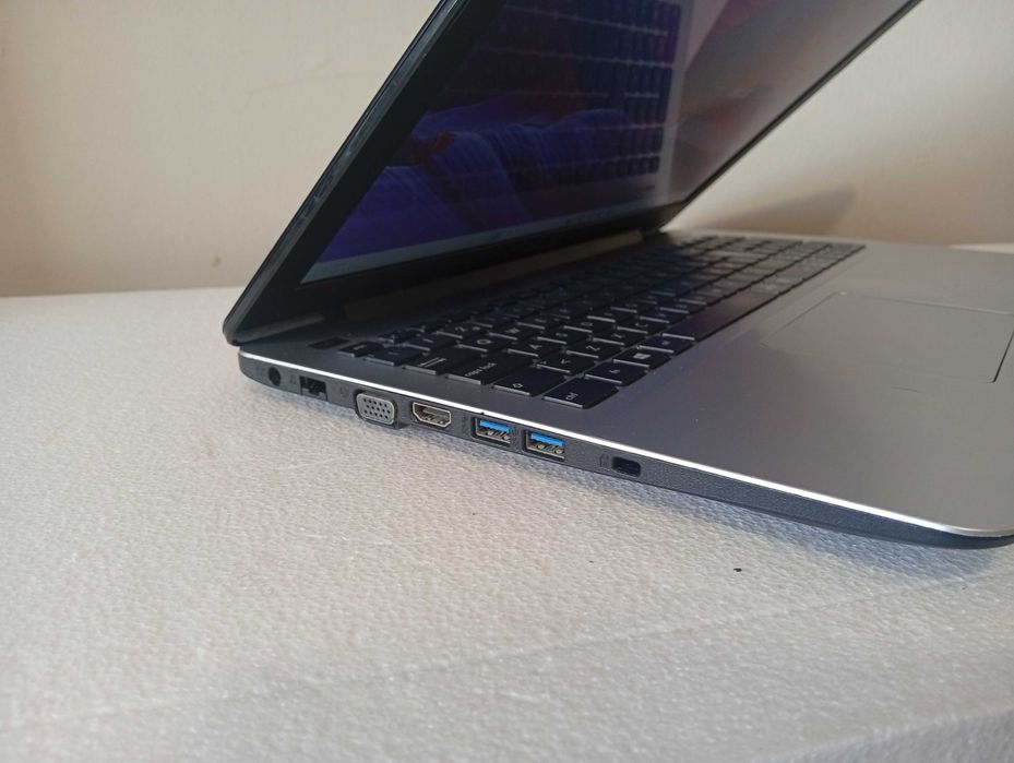 Asus X555L i5 5500U + INTEL HD 5500 + 8GB RAM + SSD
