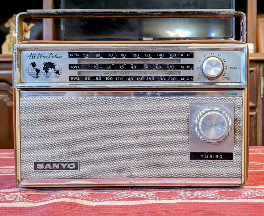 Rádio Vintage SANYO All Wave Deluxe – BC / SW1 / SW2 (colecionadores)