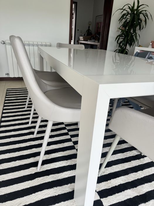 Mesa de sala branca