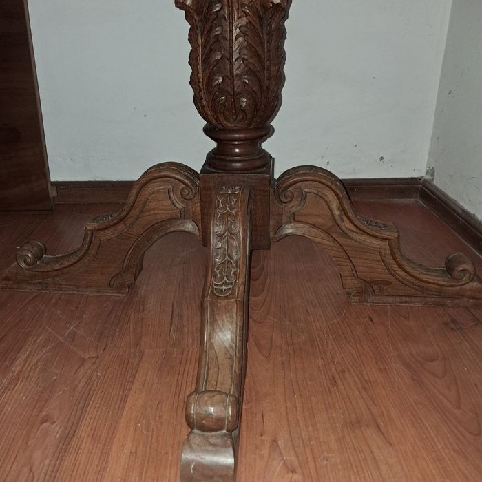 Mesa redonda em madeira extensível