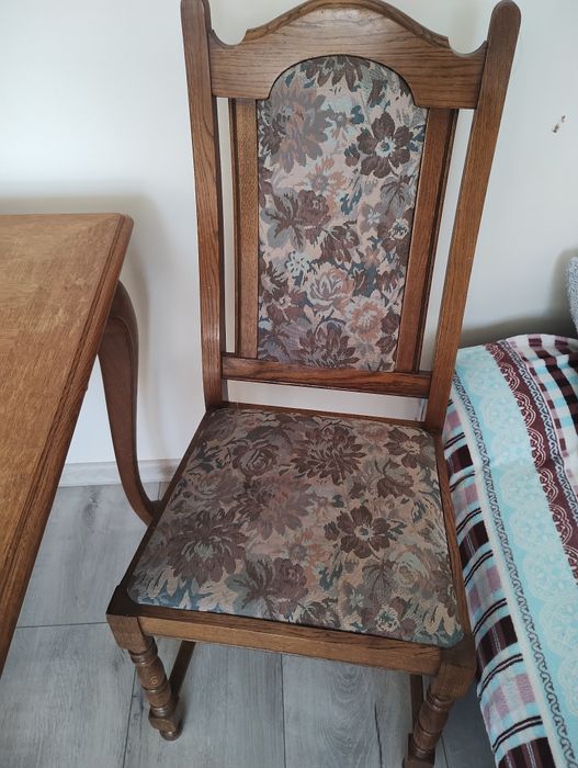 Drewniany stół z krzesłami