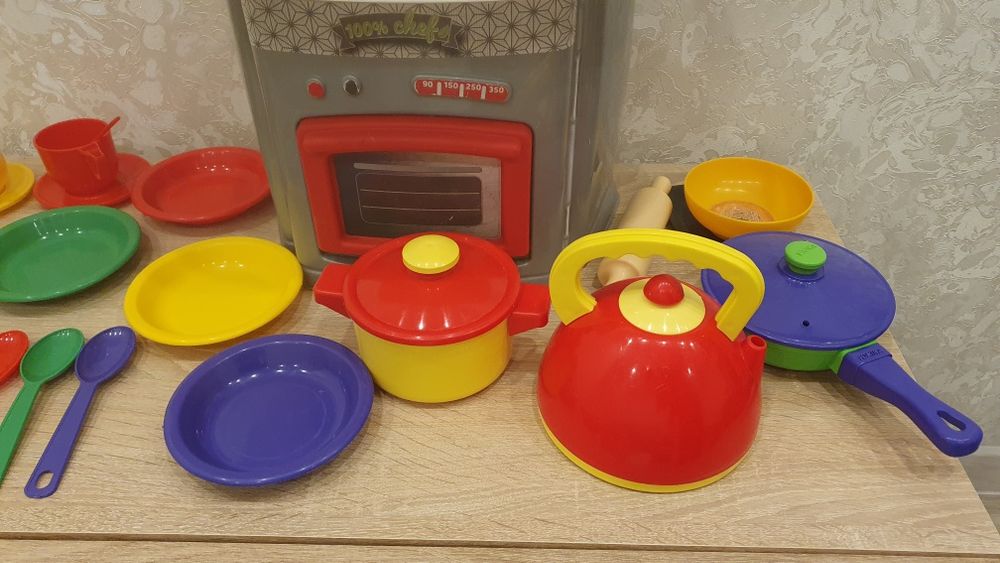 Детская кухня с посудкой