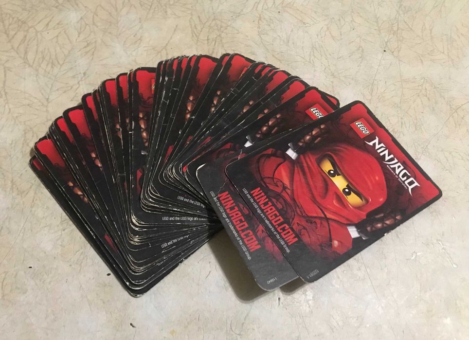Продам карточки Ninjago 35шт. и Барни 117шт.