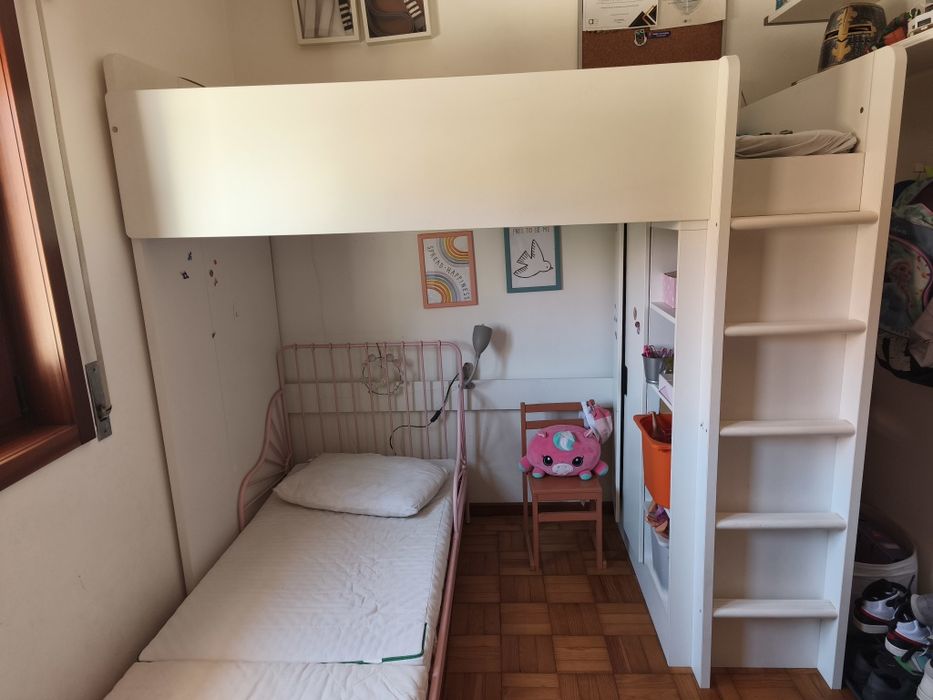 Cama alta com armário