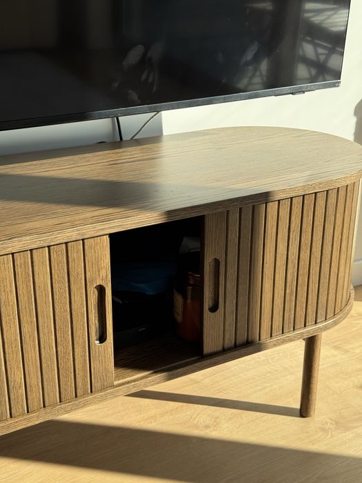 Móvel TV madeira escura 2 portas persiana