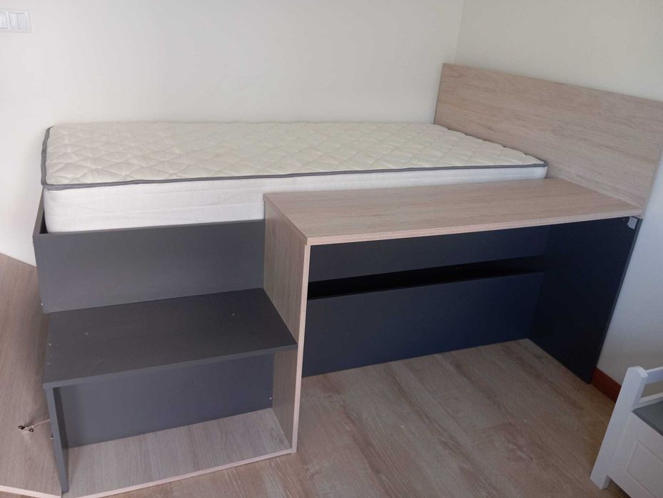 Cama com colchão para quarto individual com arrumação.