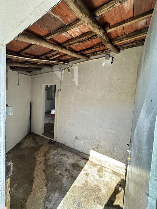 ARRENDAMENTO | Armazém / Garagem – 87 m² | Barro, Torres Vedras