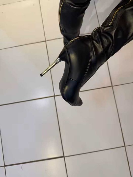 Długie kozaki zapinane na zamek.