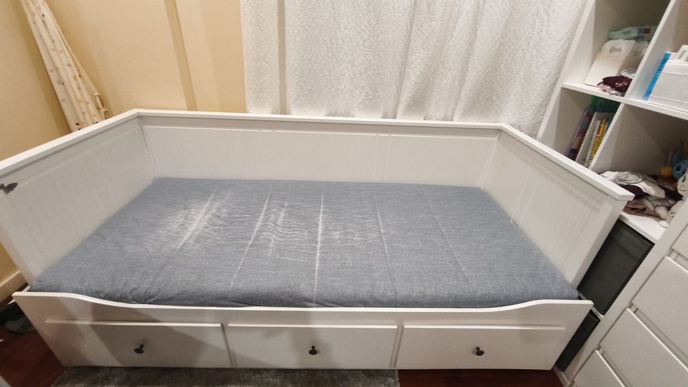 Cama ikea  com estrados e colchões