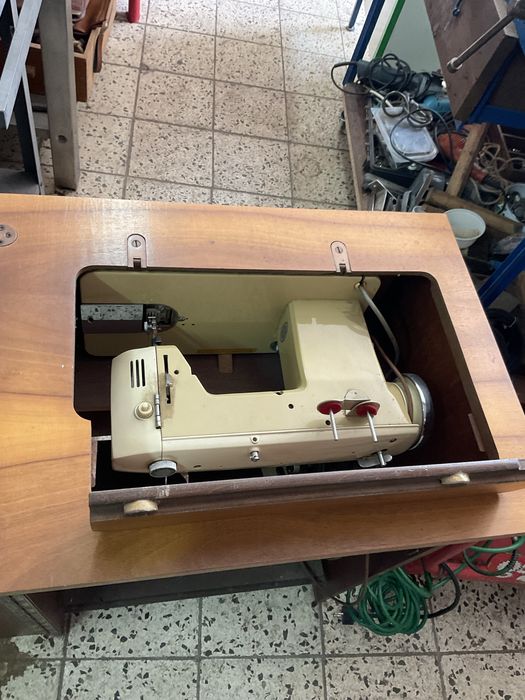 Maquina de costura antiga , alemã