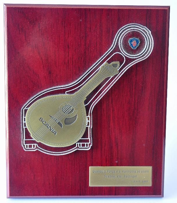 Moldura Scania em mogno e bronze