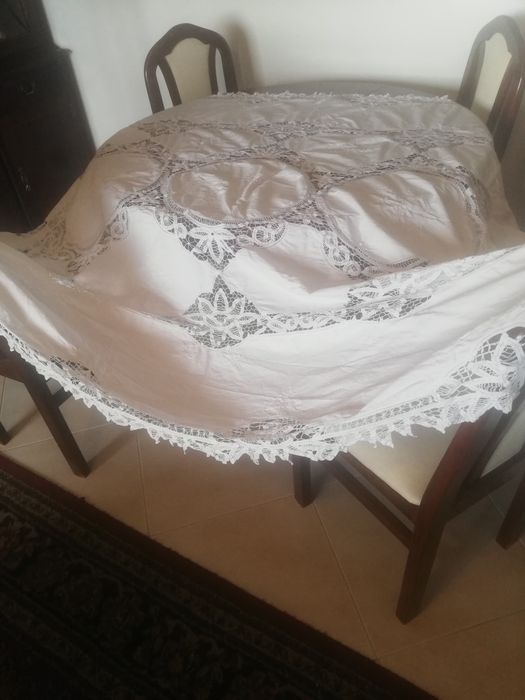 Toalha de mesa retangular, toda feira à mão.