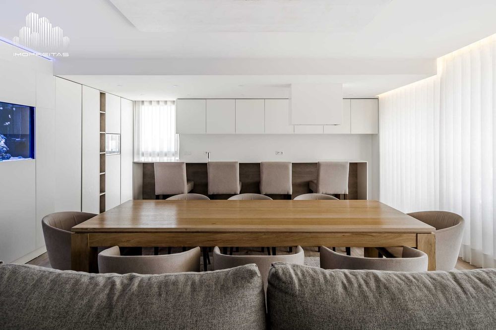 Mesa de jantar e cadeiras