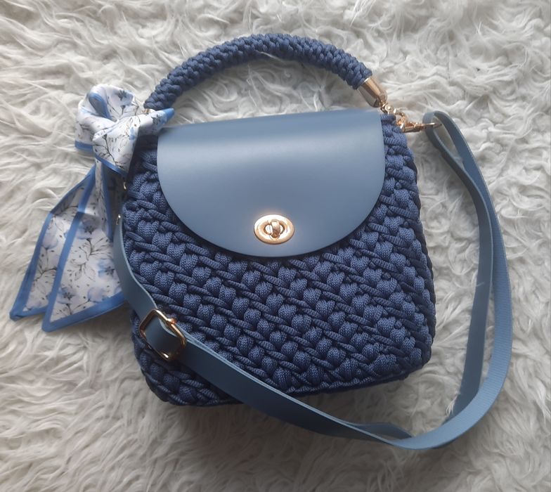 Torebka kuferek niebieski jeans handmade na szydełku regulowany pasek
