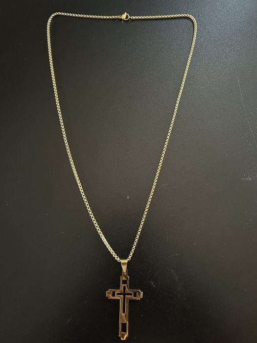 Piękny łańcuszek z krzyżykiem złoty