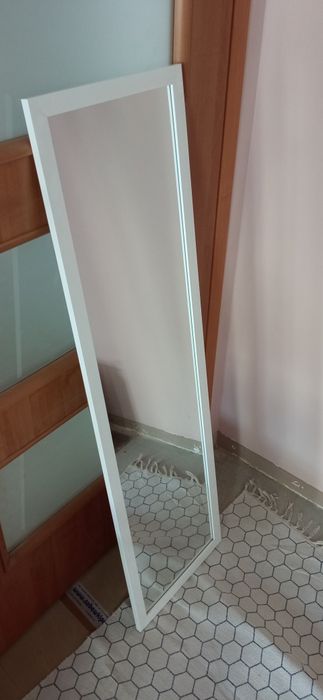 Lustro ścienne białe