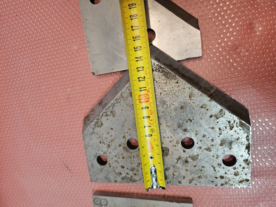 Trzy metalowe płytki tnące bizon