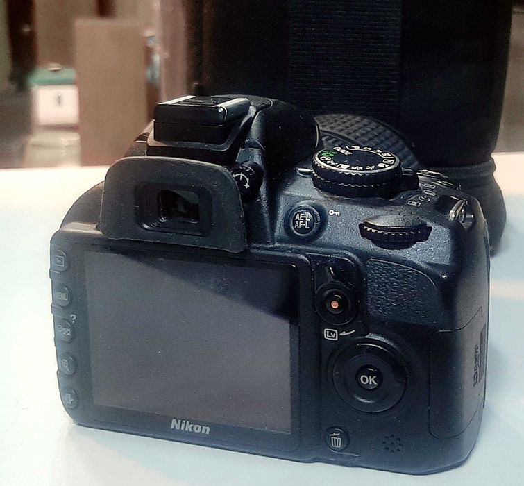 NIKON D3100 + хороший объектив 18-105VR живой кадр. Почти новый