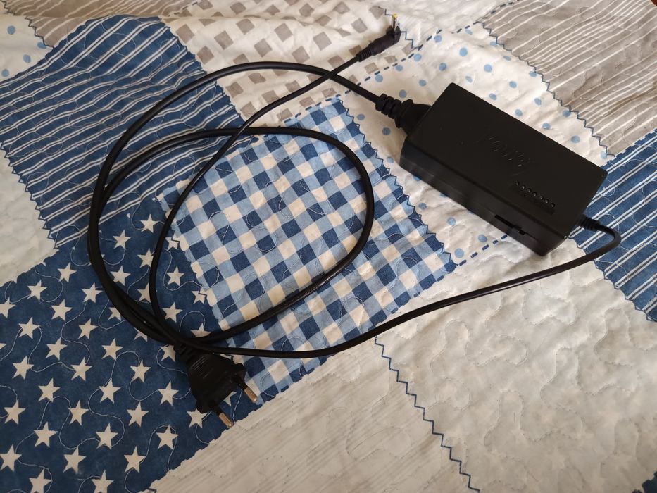 Computador usado sem bateria mas funciona e com kit básico para trabalho