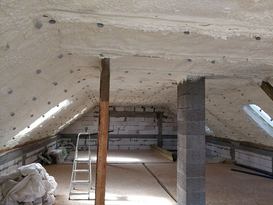 Ocieplenie poddasza PIANA PUR, natrysk, izolacja pianą ocieplenie domu