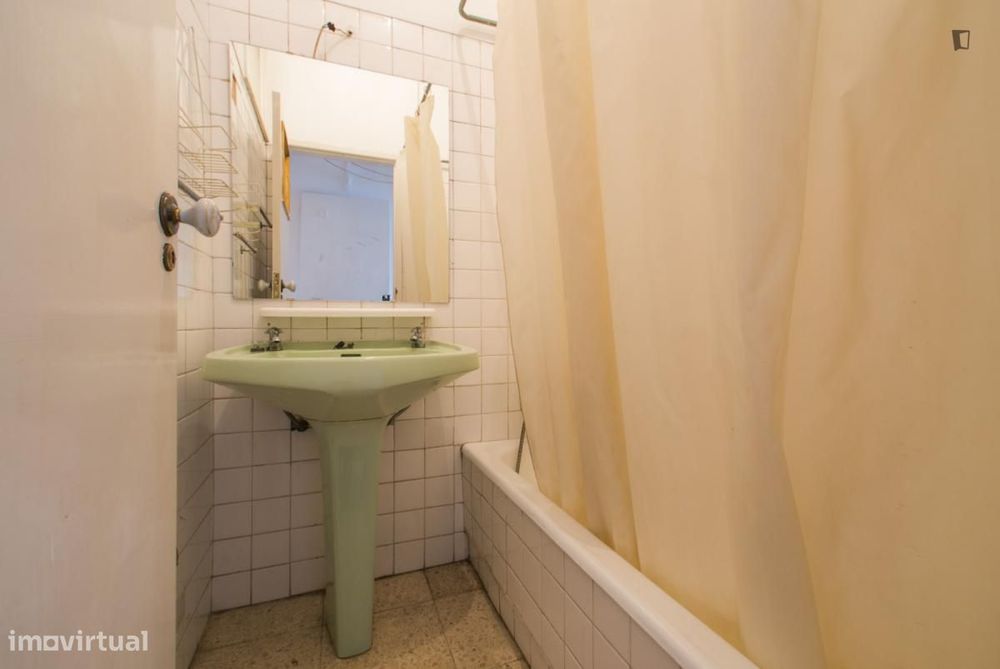 Quarto - localizado em Estrela Lisbon