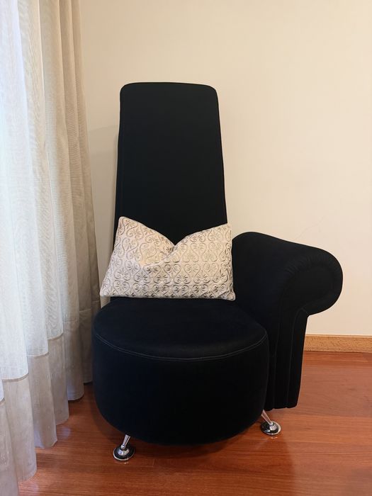 Cadeirão de veludo preto