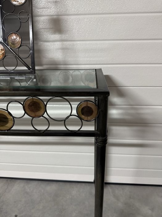 Aparador com respetivo espelho. Encontravam se em apartamento modelo