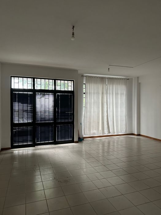 Loja comercial, na rua cónego Manuel Faria, nº160 em Maximinos. Área 90 m2