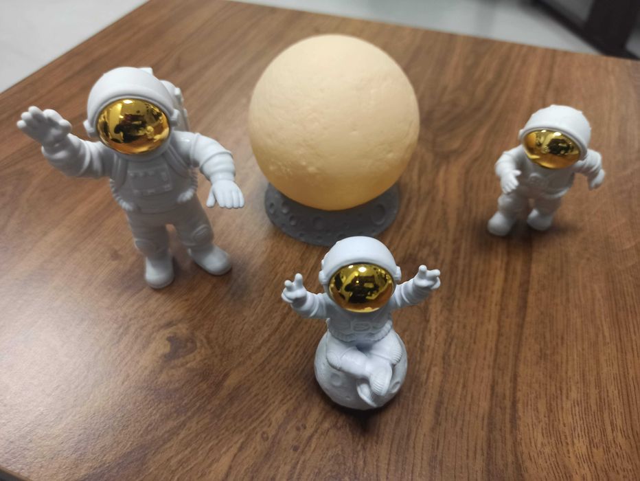 Lua com luz e 3 astronautas prateado dourado