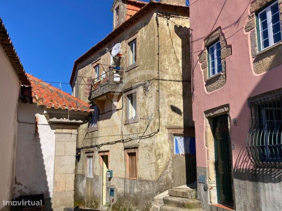 Moradia de 3 pisos com 2 entradas Independentes em Gouveia - Ideal ...