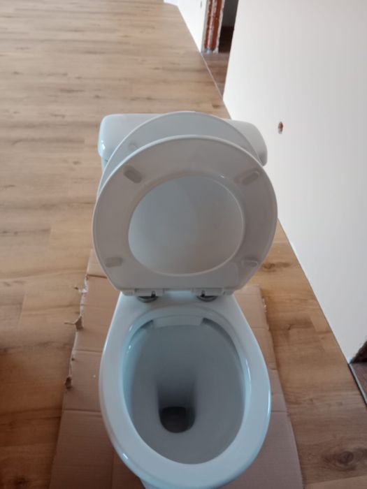 Toaleta wc z deską wolnoopadającą