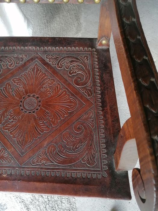 Duas poltronas antigas de couro