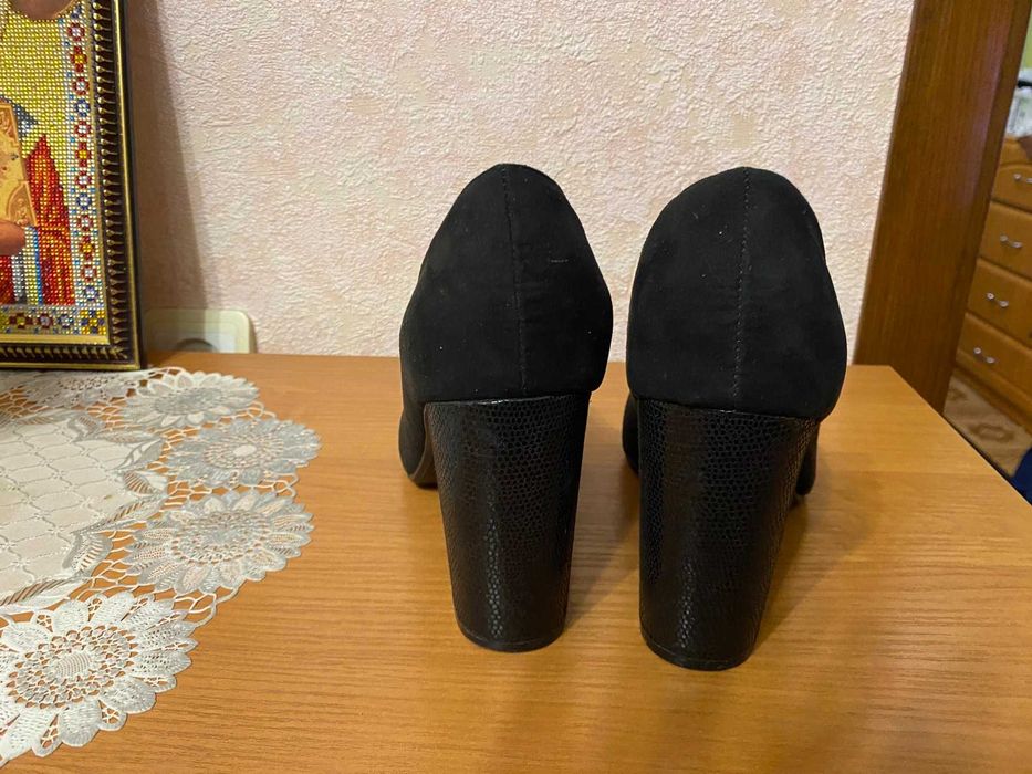 Новые замшевые черные туфли 40 размер стелька 25,5