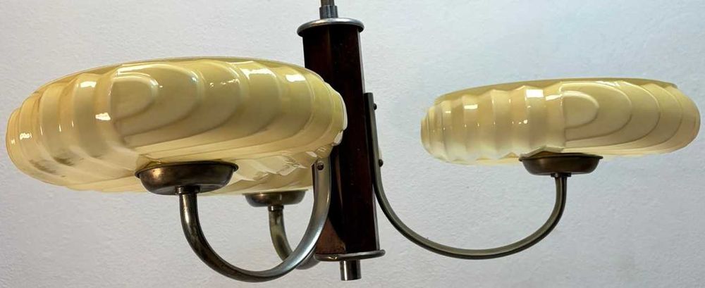 Lustre Art Déco de três luzes com corpo de metal  cúpulas de vidro